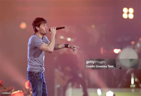 Enrique Iglesias Conquers Rotterdam: A Night of Passionate Vocals and Unexpected Dance Moves!